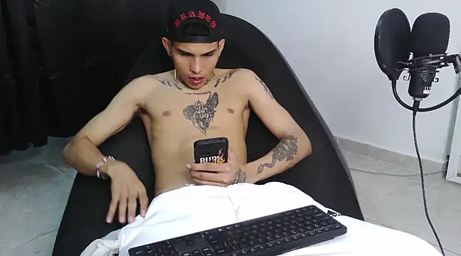 Snapshot of hot_king20 chatting on February 2025 07:45:01 AM hot king20 online show from February 2025 07:45:01 AM