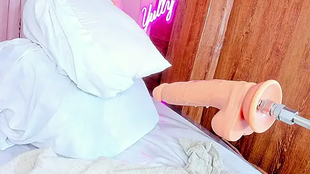 Snapshot of queen_yully chatting on March 2025 10:59:01 PM queen yully online show from March 2025 10:59:01 PM