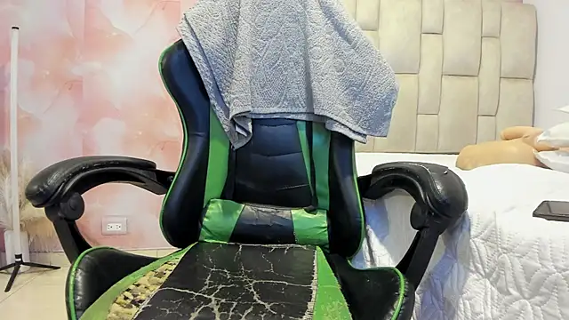 aida rose  online show from November 2025 05:13:01 PM