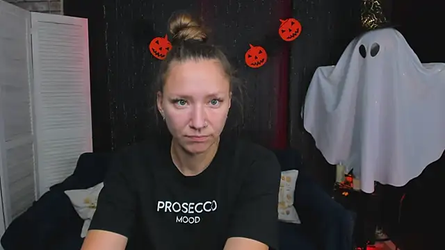 Snapshot of SarahCoksss chatting on October 2025 01:17:01 AM SarahCoksss online show from October 2025 01:17:01 AM