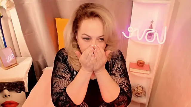 Snapshot of ShannaKingson chatting on February 2025 10:44:02 PM ShannaKingson online show from February 2025 10:44:02 PM