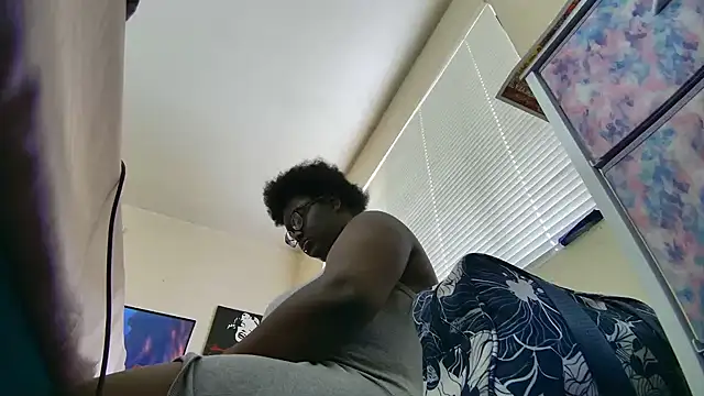 Snapshot of Yagurl__west chatting on February 2025 11:32:02 PM Yagurl west online show from February 2025 11:32:02 PM