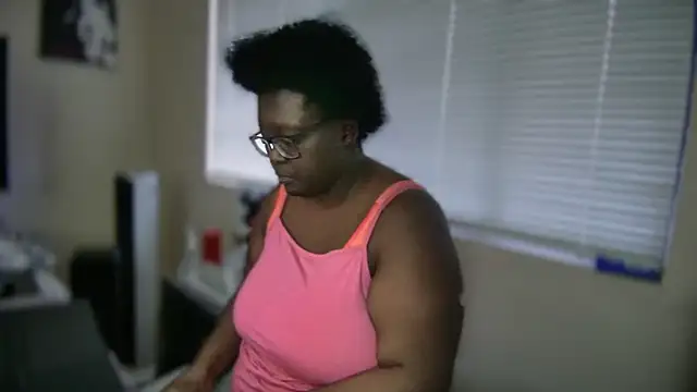 Snapshot of Yagurl__west chatting on February 2025 01:37:01 AM Yagurl west online show from February 2025 01:37:01 AM