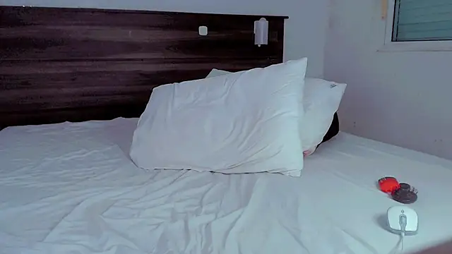 isahot22 online show from November 2025 09:19:01 PM