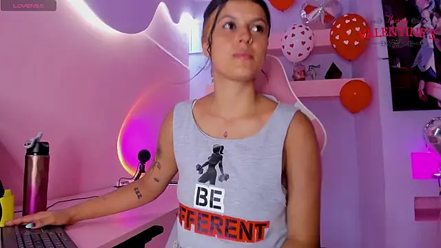 Snapshot of KristinWall chatting on February 2025 08:33:02 PM KristinWall online show from February 2025 08:33:02 PM