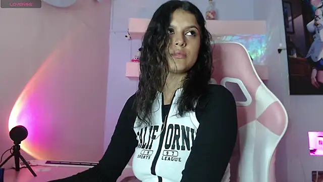 Snapshot of KristinWall chatting on March 2025 08:43:02 PM KristinWall online show from March 2025 08:43:02 PM