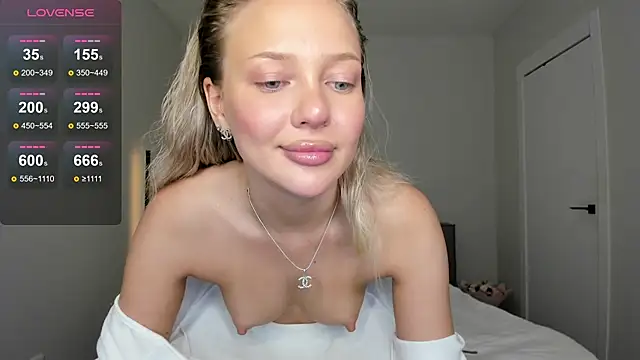 Snapshot of sarahphyllis chatting on June 2026 09:09:02 PM sarahphyllis online show from June 2026 09:09:02 PM