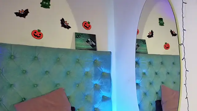 Paola Lyon  online show from November 2025 06:02:01 AM