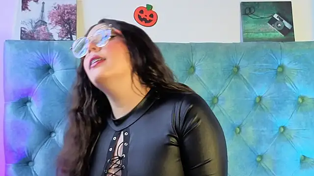 Paola Lyon  online show from November 2025 06:44:01 PM