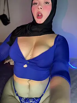 Snapshot of aneesa_darzi chatting on February 2025 10:44:02 PM aneesa darzi online show from February 2025 10:44:02 PM