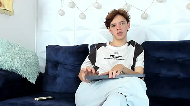 daniel hot03 online show from March 2025 01:48:01 PM