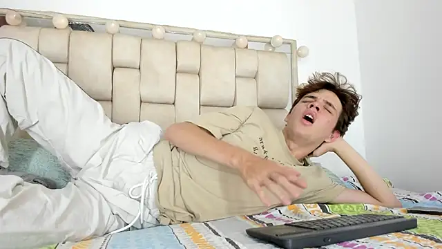 daniel hot03 online show from October 2025 08:32:02 PM