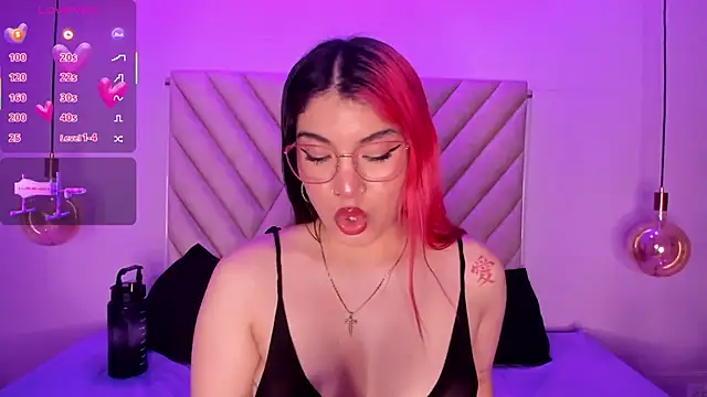 Snapshot of EmmaSwift_ chatting on November 2025 01:59:02 AM EmmaSwift online show from November 2025 01:59:02 AM