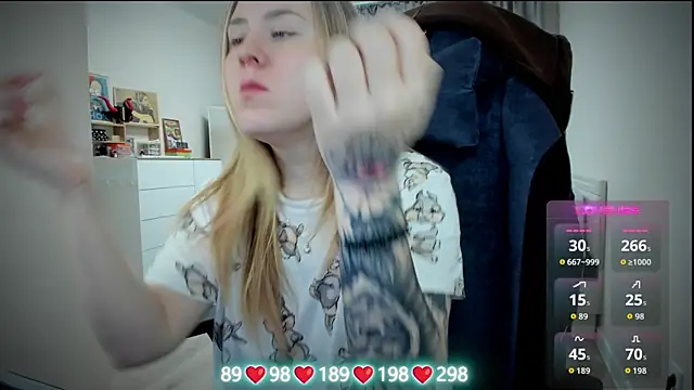 Olivia Munk online show from November 2025 03:54:02 AM