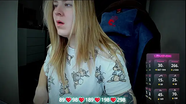 Olivia Munk online show from November 2025 04:50:01 AM