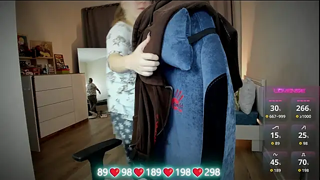 Olivia Munk online show from December 2025 03:44:02 AM