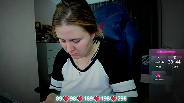 Olivia Munk online show from October 2025 03:58:01 AM