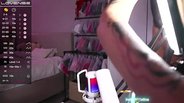 Break-me-Shake-me online show from October 2025 04:33:02 AM