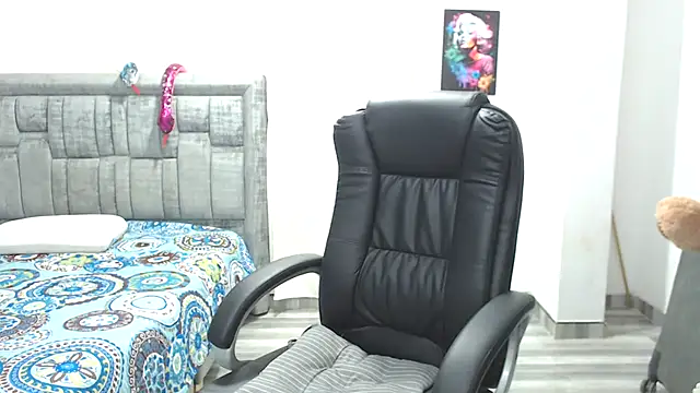 LAURA CRAIZY online show from September 2025 02:32:02 AM