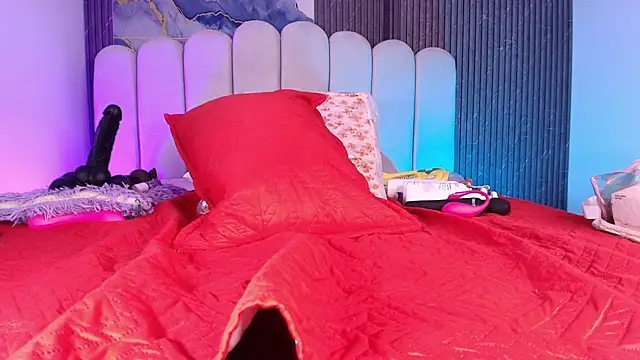 jones maddy  online show from December 2025 12:18:02 PM