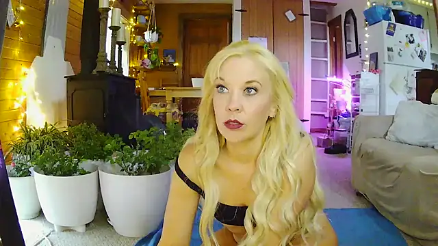 lyra rose online show from April 2026 10:45:02 PM