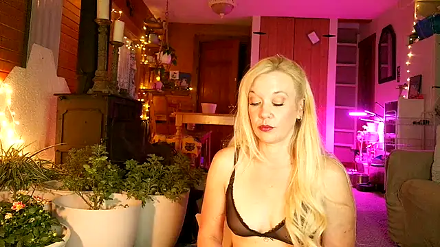 Snapshot of lyra_rose chatting on June 2026 02:24:02 AM lyra rose online show from June 2026 02:24:02 AM