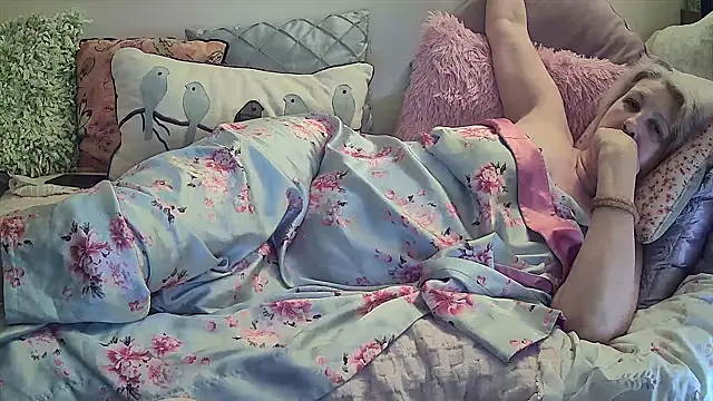 Snapshot of MaggieMoonxxx chatting on December 2024 05:21:01 AM MaggieMoonxxx online show from December 2024 05:21:01 AM