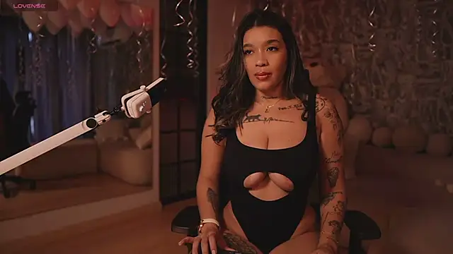 HannahW  online show from October 2025 09:58:01 PM