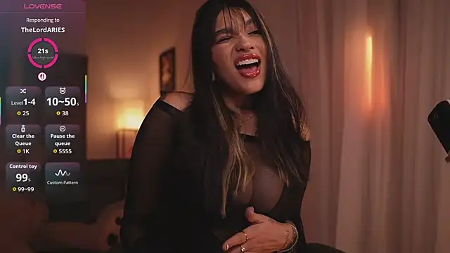 HannahW  online show from December 2025 12:02:01 AM