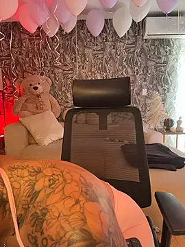 HannahW  online show from October 2025 08:54:02 PM