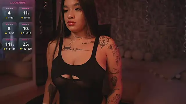 HannahW  online show from October 2025 09:25:01 PM