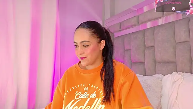 smiling  girl2 online show from October 2025 09:12:02 PM
