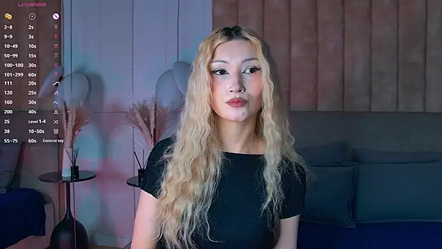 Snapshot of CarolReeves chatting on November 2025 06:17:02 AM CarolReeves online show from November 2025 06:17:02 AM