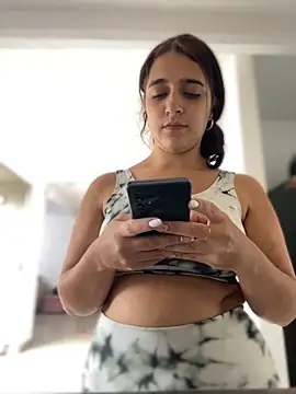 Alicia Ruiz online show from October 2025 07:11:01 PM