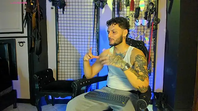 Snapshot of Twisted_Fantasy chatting on November 2025 05:22:01 AM Twisted Fantasy online show from November 2025 05:22:01 AM