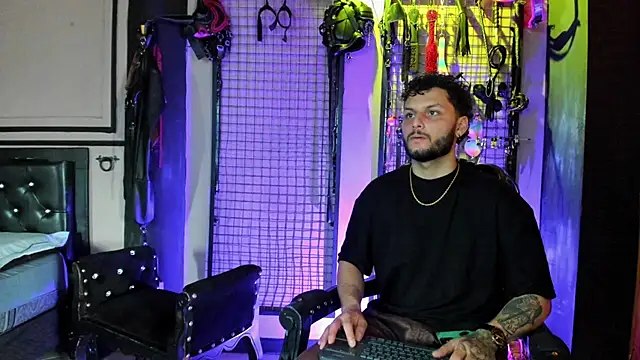 Snapshot of Twisted_Fantasy chatting on December 2025 06:18:02 PM Twisted Fantasy online show from December 2025 06:18:02 PM