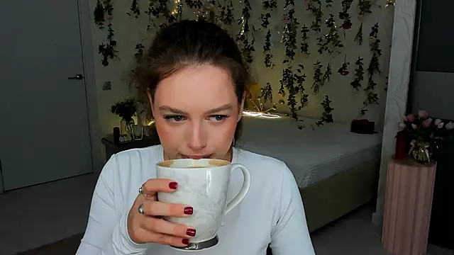 MiracleCurly online show from April 2026 10:06:01 AM