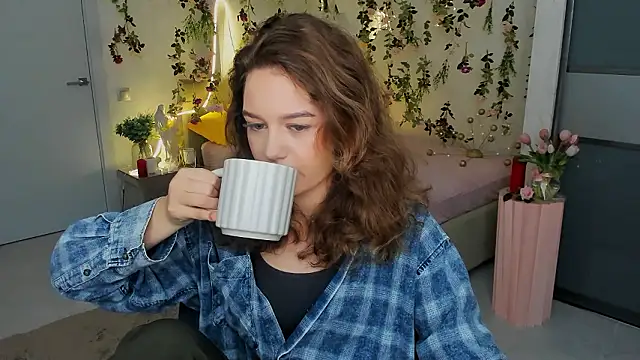 MiracleCurly online show from February 2026 10:02:02 AM