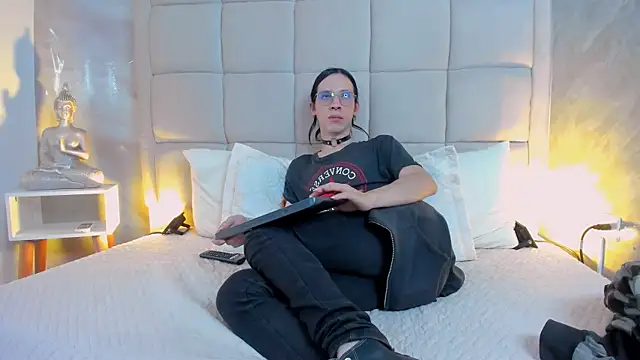 Snapshot of Hecatee_77 chatting on December 2025 07:46:01 PM Hecatee 77 online show from December 2025 07:46:01 PM