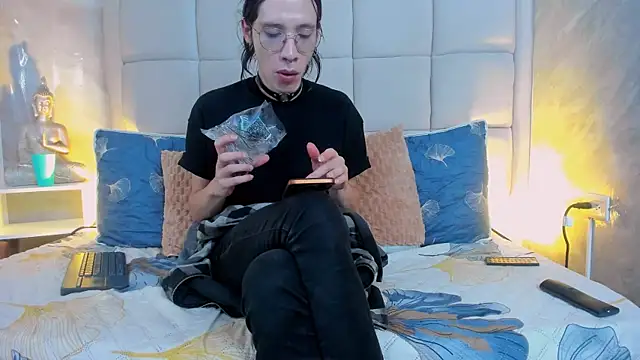 Snapshot of Hecatee_77 chatting on October 2025 08:20:02 PM Hecatee 77 online show from October 2025 08:20:02 PM