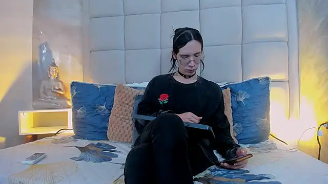 Snapshot of Hecatee_77 chatting on October 2025 07:47:01 PM Hecatee 77 online show from October 2025 07:47:01 PM