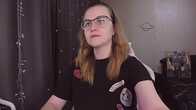 Snapshot of MissBrightShine chatting on December 2025 11:25:02 AM MissBrightShine online show from December 2025 11:25:02 AM