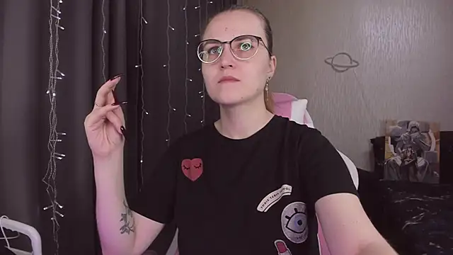 Snapshot of MissBrightShine chatting on December 2025 11:02:02 AM MissBrightShine online show from December 2025 11:02:02 AM