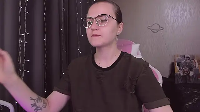 Snapshot of MissBrightShine chatting on October 2025 09:31:01 AM MissBrightShine online show from October 2025 09:31:01 AM