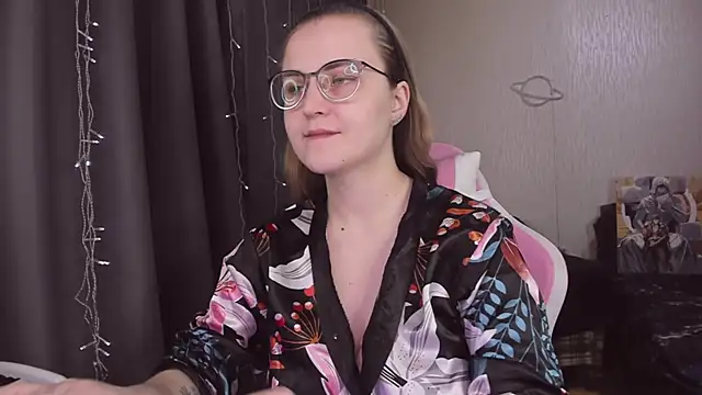 Snapshot of MissBrightShine chatting on January 2026 10:00:01 AM MissBrightShine online show from January 2026 10:00:01 AM