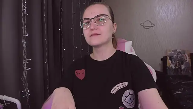 Snapshot of MissBrightShine chatting on December 2025 11:23:02 AM MissBrightShine online show from December 2025 11:23:02 AM