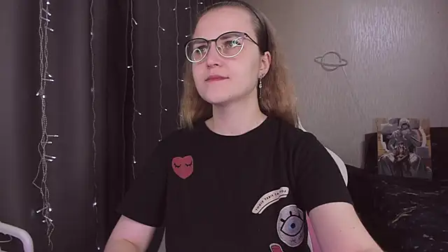 Snapshot of MissBrightShine chatting on December 2025 10:43:01 AM MissBrightShine online show from December 2025 10:43:01 AM