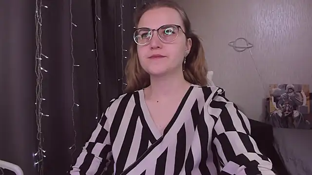 Snapshot of MissBrightShine chatting on November 2025 10:41:02 AM MissBrightShine online show from November 2025 10:41:02 AM