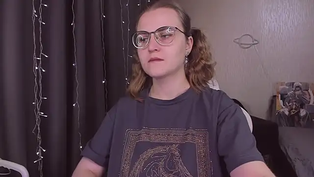 Snapshot of MissBrightShine chatting on October 2025 10:01:02 AM MissBrightShine online show from October 2025 10:01:02 AM