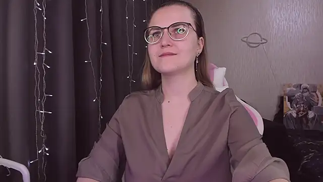 Snapshot of MissBrightShine chatting on October 2025 10:47:01 AM MissBrightShine online show from October 2025 10:47:01 AM